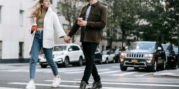 cuplu tineri urban plimbare cafea dimineata toamna trecere de pietoni 5910802 jpg