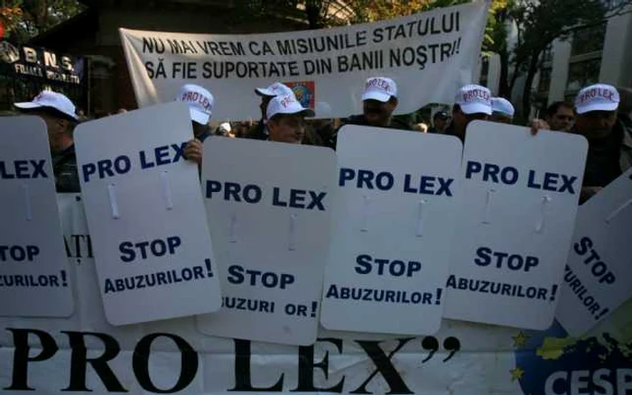Angajaţi ai vămilor şi penitenciarelor au aruncat 25 de caschete fără însemne naţionale în curtea sediului central al PD-L
