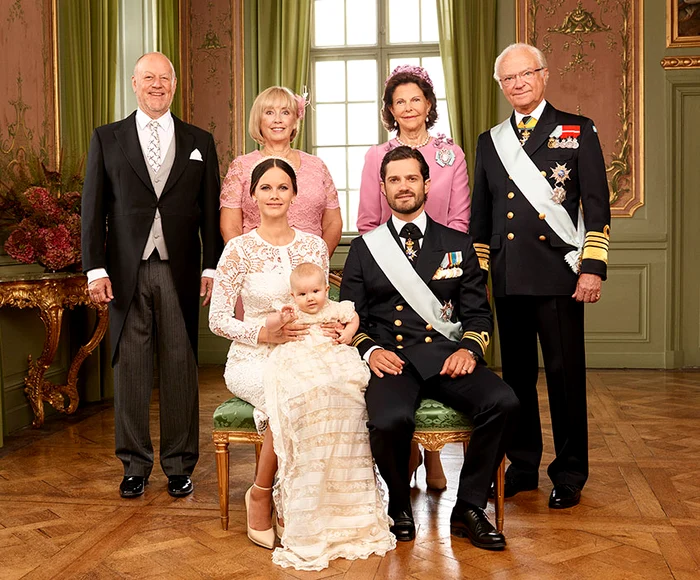 
    Prințul Alexander alături de părinții și bunicii luifoto: Facebook  