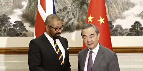 James Cleverly dand mana cu Wang Yi FOTO EPA EFE jpg