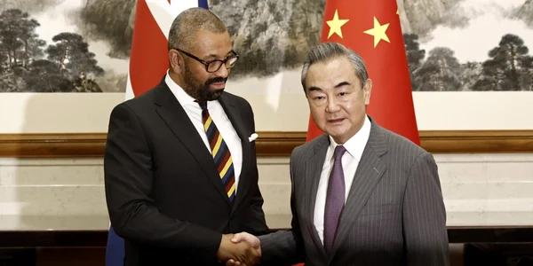 James Cleverly dand mana cu Wang Yi FOTO EPA EFE jpg