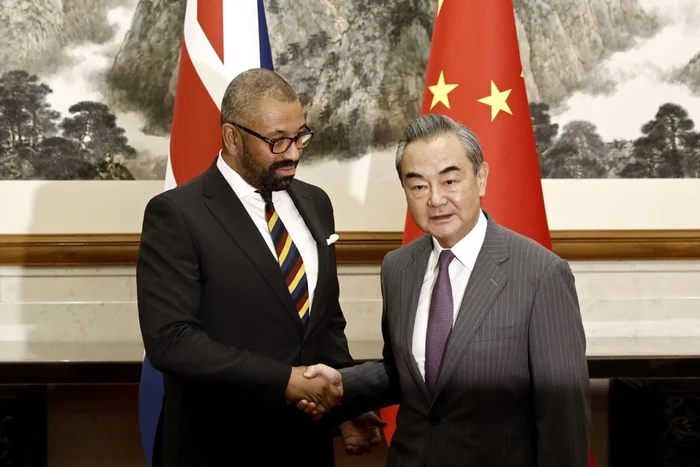 James Cleverly dând mâna cu Wang Yi FOTO EPA-EFE