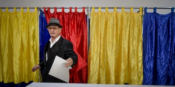 Un bucureştean votând la referendumul privind amenderea constituţiei pe tema familiei.