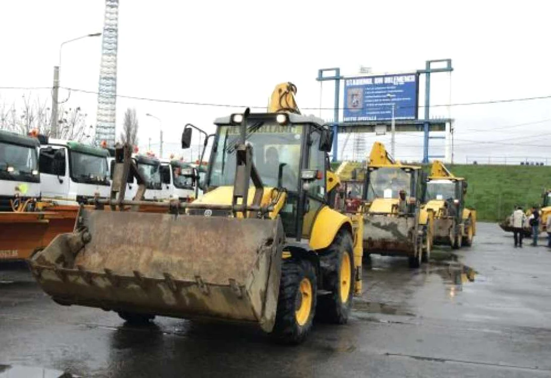 Utilajele de deszăpezire au defi lat astăzi prin faţa Stadionului Ion Oblemenco