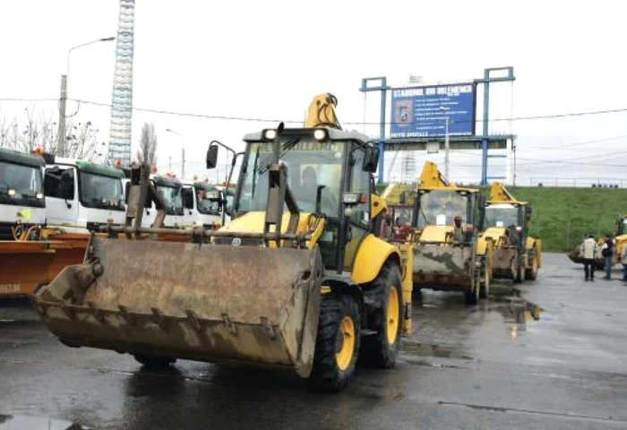 Utilajele de deszăpezire au defi lat astăzi prin faţa Stadionului Ion Oblemenco