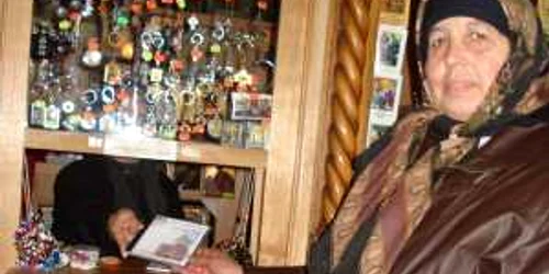 O femeie credincioasă cumpără încântată „materialul discografic“ al maicilor