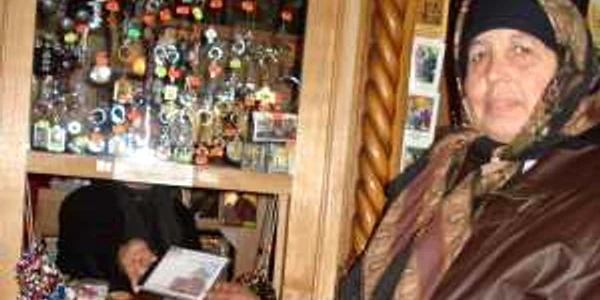 O femeie credincioasă cumpără încântată „materialul discografic“ al maicilor