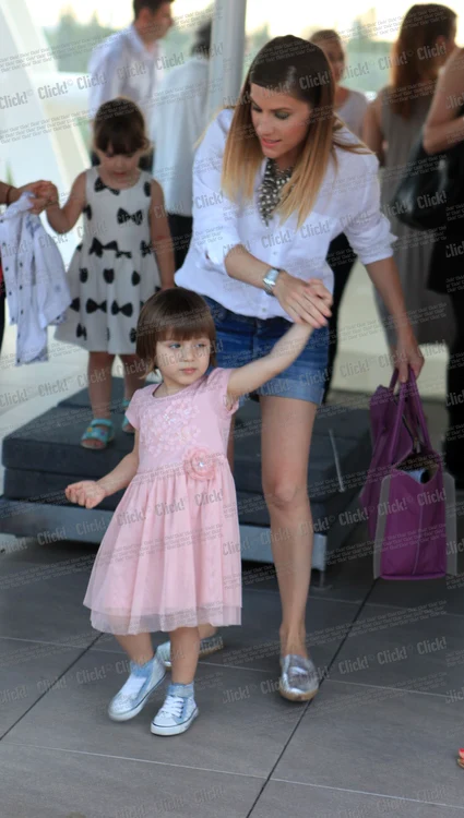 
    Tili Niculae e foarte mândră de fetiţa ei  