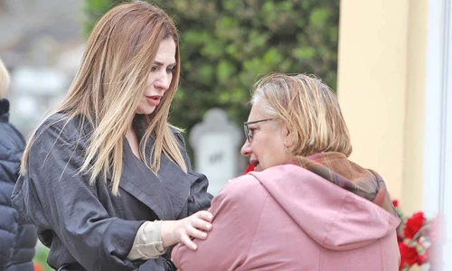 Adina Buzatu încearcă să i aline durerea Elenei Ciobanu, mama lui Răzvan Ciobanu jpeg