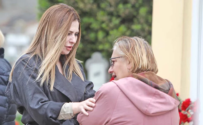 Adina Buzatu încearcă să-i aline durerea Elenei Ciobanu, mama lui Răzvan