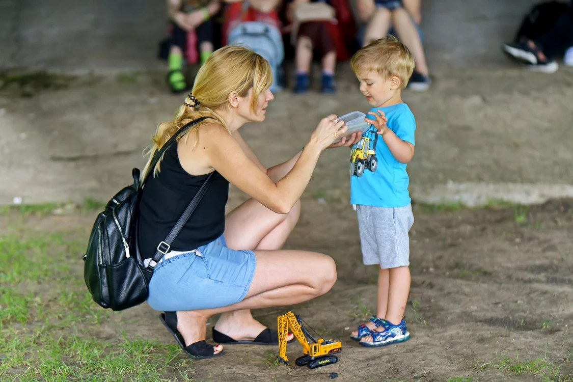 mamă dând copilului să mănânce