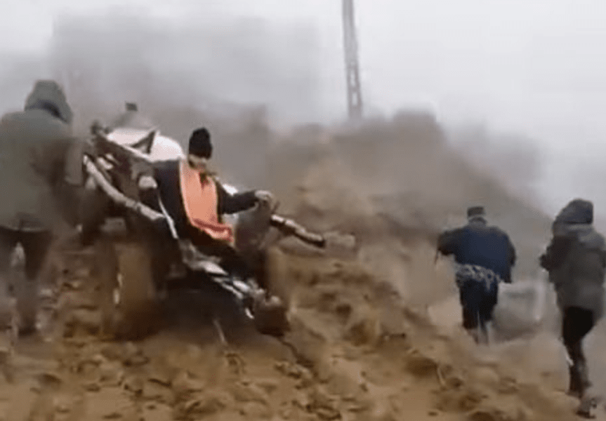 Mai rău ca în Evul Mediu. Mort dus la groapă cu căruța, prin noroiul până la genunchi | VIDEO