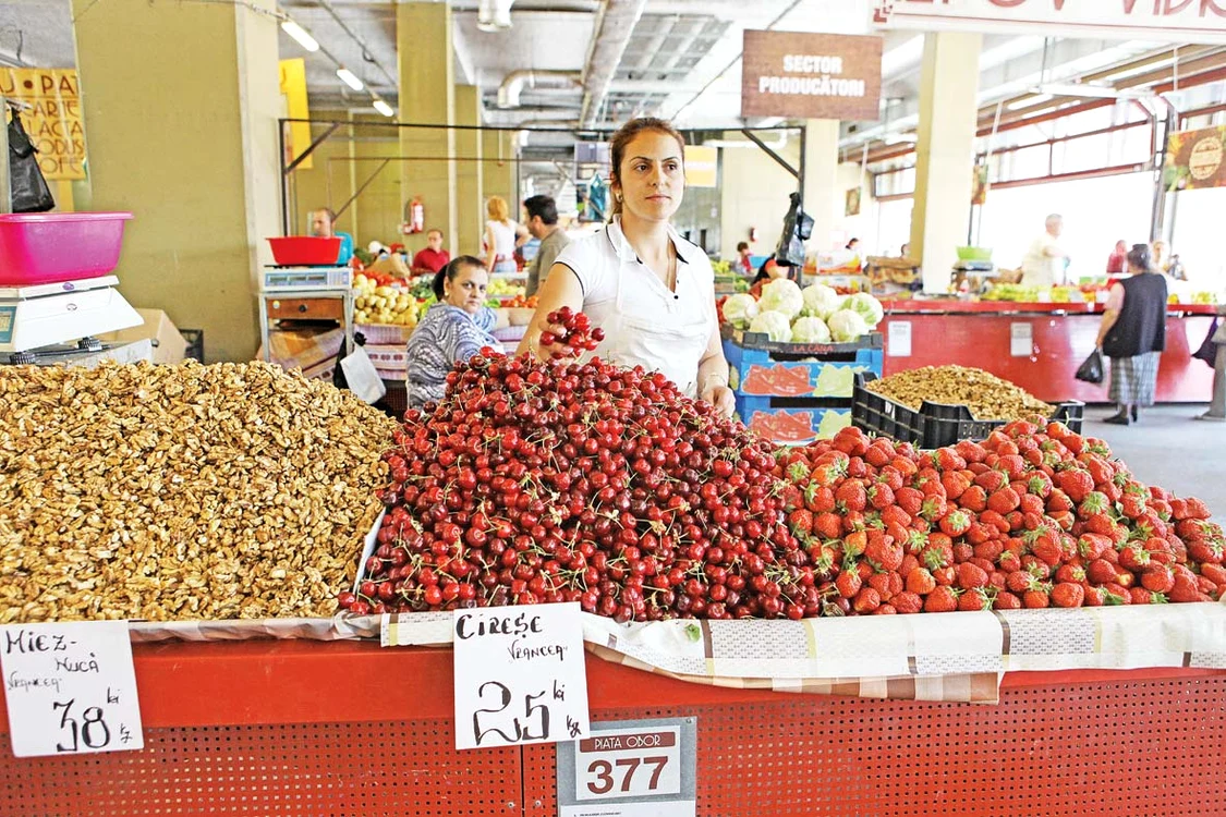 Simona vinde  fructele aduse  din Vrancea tot  cu 25 de lei