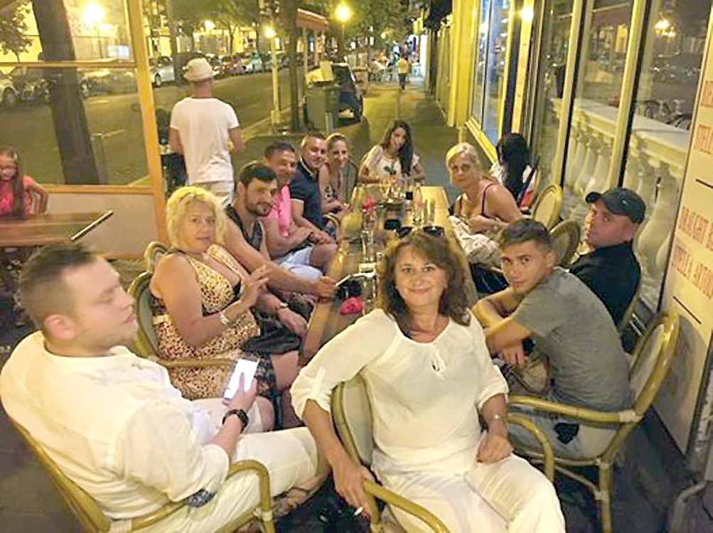 Irina Lunka şi prietenii ei, la o tersă din Nisa cu puţi timp înainte de atac