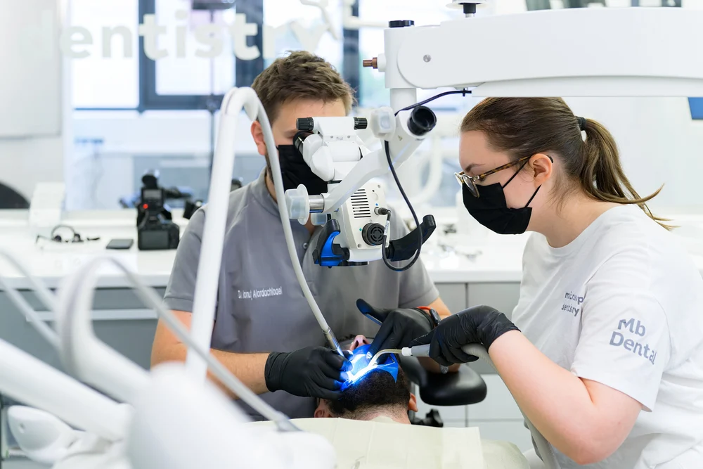 Tratamentul de canal la microscop: cum ajută tehnologia modernă la salvarea dintelui pe termen lung