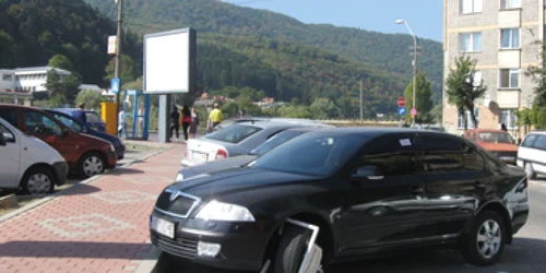 Neamţ: Două maşini pe un loc de parcare