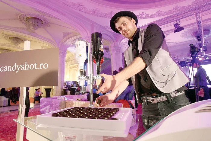 
    Viitoarele mirese au stat  şi două ore la coadăFoto: Dorin Constanda  