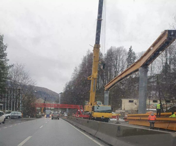 Pasarela de la Sinaia, ridicată paralel cu DN1. Primăria Sinaia speră să reducă poluarea din oraș, iar turiștii să meargă pe jos VIDEO