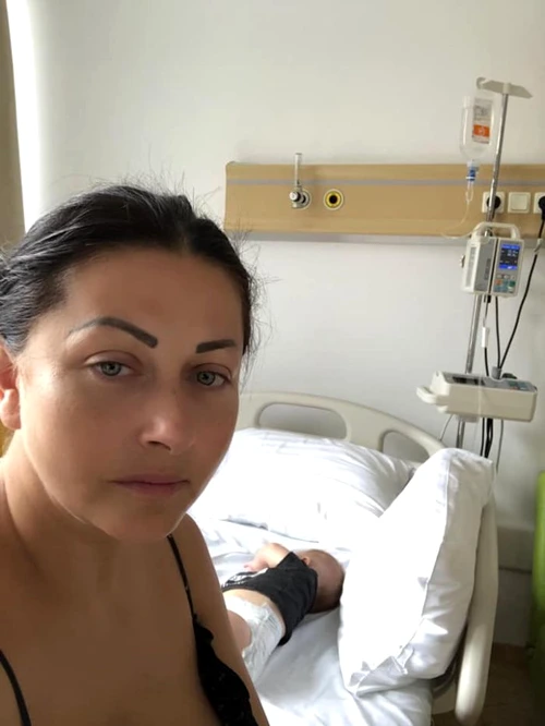 1 gabriela cristea a ajuns la spital cu fetita cea mica jpg jpeg