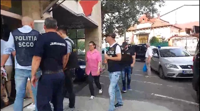 Profesori și inspectori școlari duși la audieri la DIICOT Mehedinți Captură video