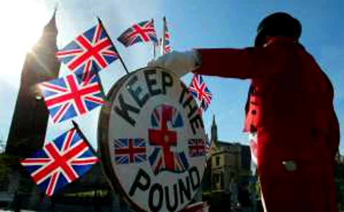 În ciuda agravării problemelor economice ale ţării, popularitatea premierului Cameron a crescut ca urmare a distanţării sale de Europa.  