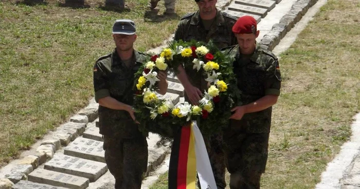 Soldaţii germani au depus o coroană de flori la monumentul eroilor