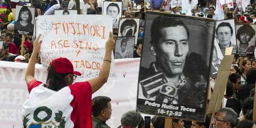Mii de oameni protestează împotriva eliberării fostului dictator Alberto Fujimori. FOTO EPA-EFE