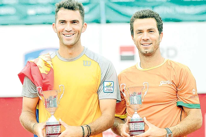 
    Horia Tecău şi Jean  Julien Rojer cu titlul  cucerit la Bucureşti (Foto: Răzvan Păsărică)  
