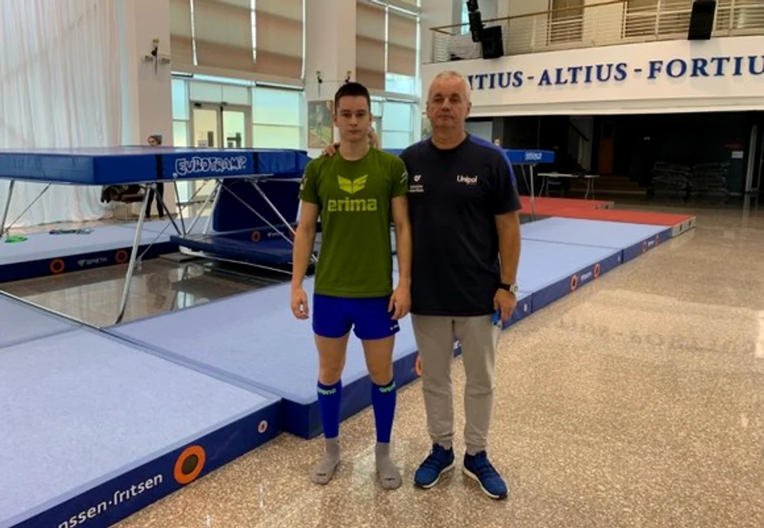 
    Alex Avasiloae zboară și la 7 m înălțime la trampoline  