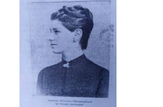 Sarmisa Bilcescu în timpul studenției, în M. Stoica, „Sarmiza Bilcescu-Alimăneștianu – Viața exemplară a unei românce”, Editura Cartea Românească - S.A.R. București, f. a, p. 9 (© Arhivele Naționale ale României)