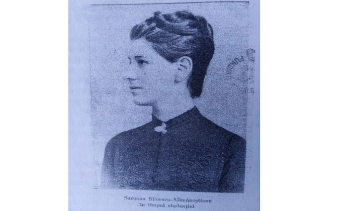 Sarmisa Bilcescu în timpul studenției, în M. Stoica, „Sarmiza Bilcescu-Alimăneștianu – Viața exemplară a unei românce”, Editura Cartea Românească - S.A.R. București, f. a, p. 9 (© Arhivele Naționale ale României)