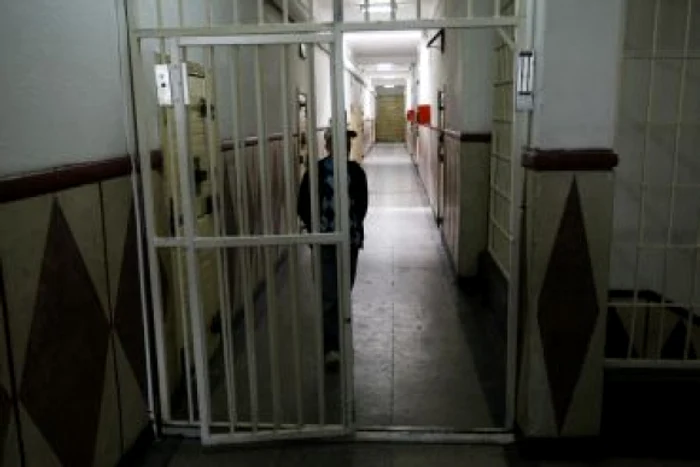 
    Un deţinut din Iaşi este urmărit penal după ce s-a dat drept procuror DNA pentru a obţine mităfoto Click!  