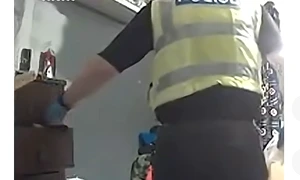 politist UK furand lenjerie intima momentul furtului  FOTO captura Daily mail png