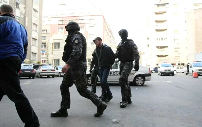 Vitalie Proca escortat de Poliţia Română  FOTO Dorin constanda