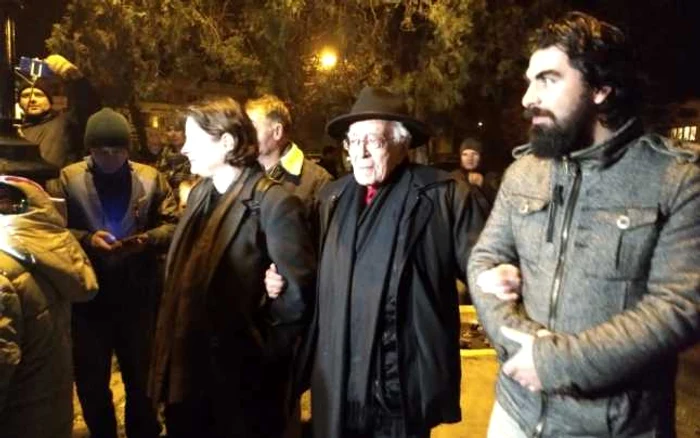 Mihai Şora a participat la Alba Iulia la un marş de protest faţă de modificarea legilor Justiţiei