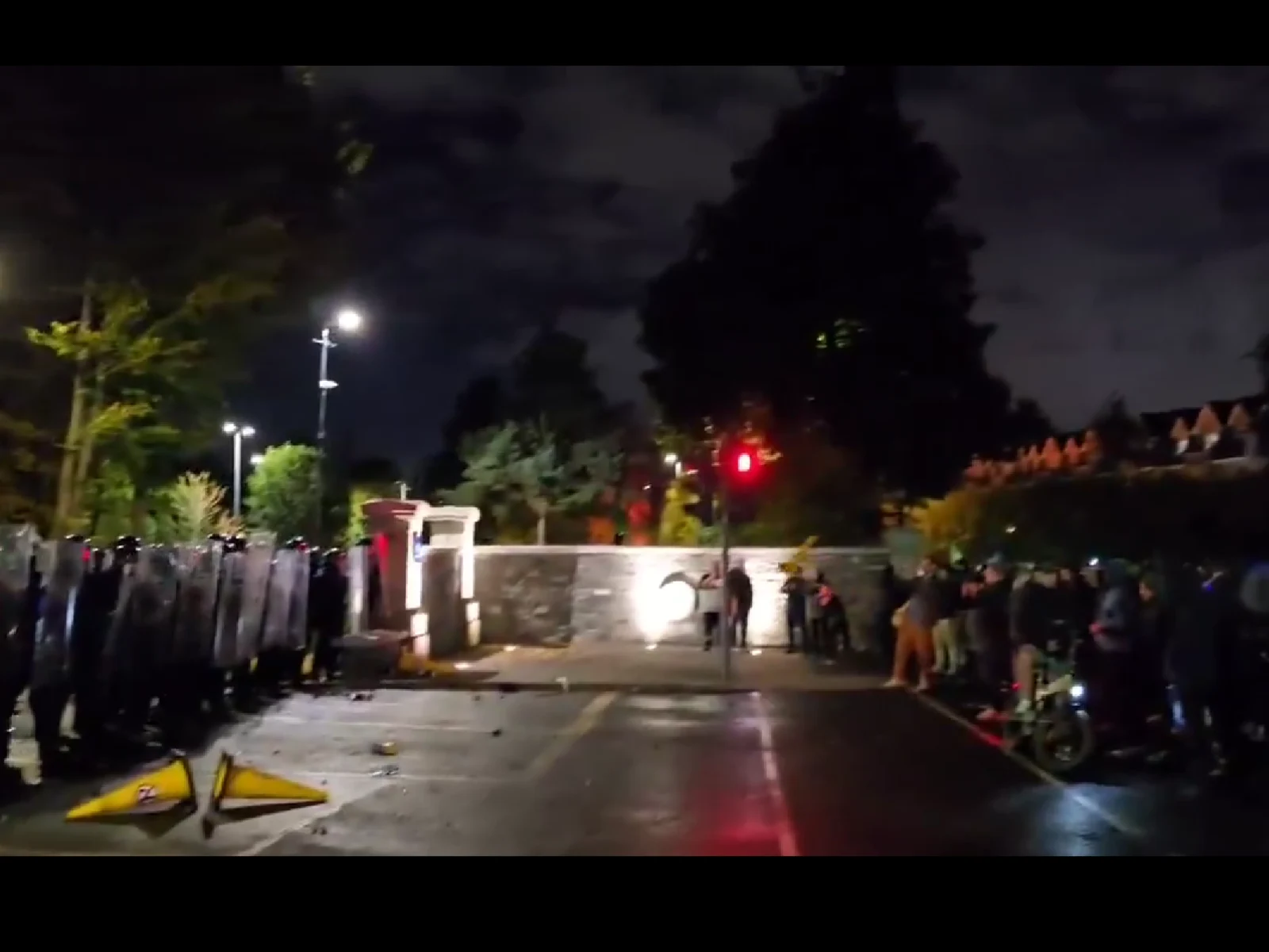 Continuă valul de proteste anti-imigrație din Dublin. Sute de irlandezi s-au adunat în fața unui hotel care găzduieşte solicitanţi de azil