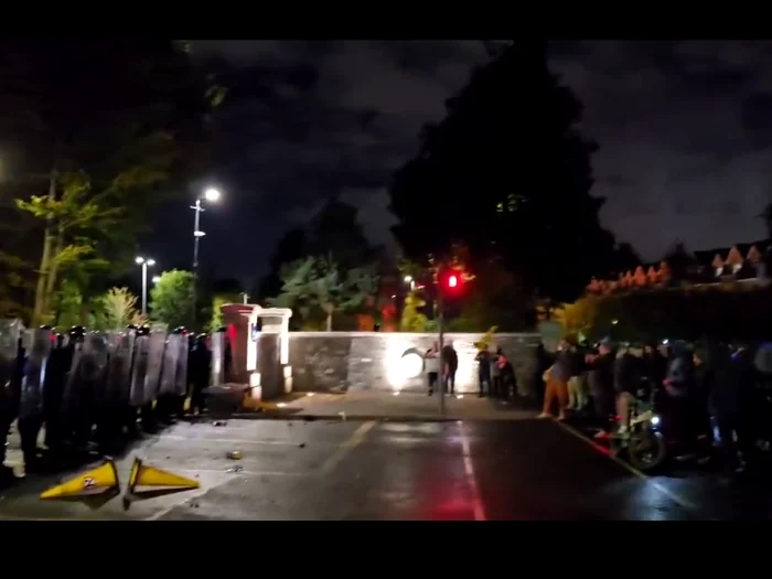 Forțele de ordine înfruntând protestatarii/FOTO: Captură video X @@Inevitablewest