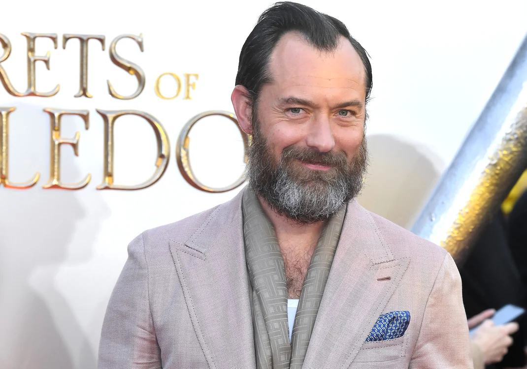 Jude Law intră în rolul Căpitanului Hook din Peter Pan FOTO Profimedia