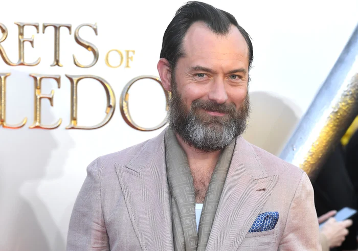 Jude Law intră în rolul Căpitanului Hook din Peter Pan FOTO Profimedia
