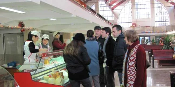 Râmnicenii fac cumpărături pe ultima sută de metri 