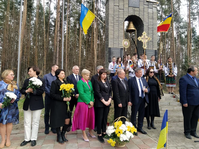 La monumentul de la Fântâna Albă FOTO BucPress Cernăuți
