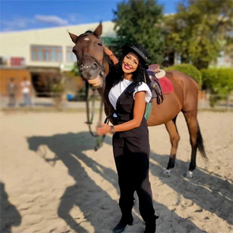 
    Majda a călărit în Turcia, unde își face emisiunea  
