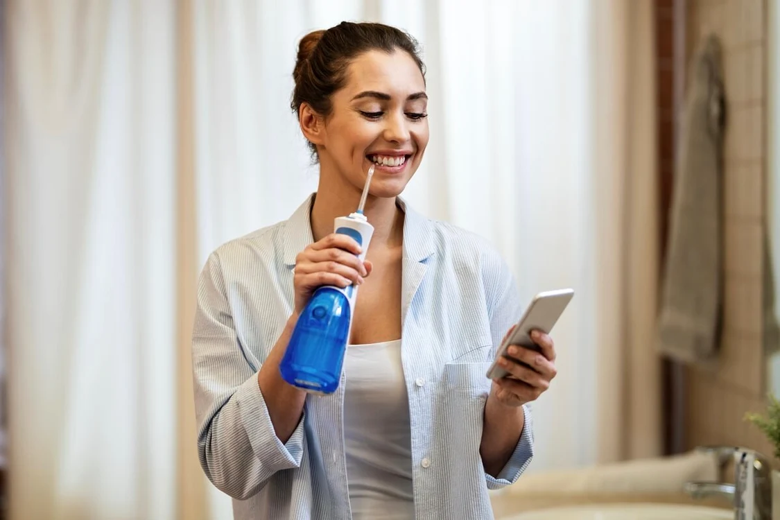 TOP 3 gadgeturi moderne care i╠ét╠ªi vor garanta un za╠émbet de vedeta╠å de la Hollywood  JPG