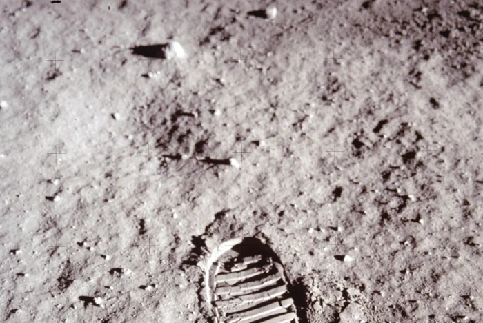 13 Amprenta de pe Luna jpg jpeg