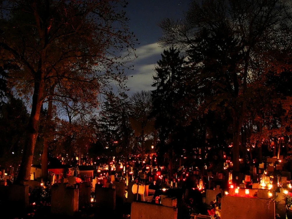 Cimitirele se umplu de lumină de Ziua Morţilor  FOTO: dariaduck.blogspot.com