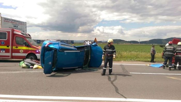 În urma impactului, unul dintre autoturisme s-a răsturnat. FOTOISU Braşov.