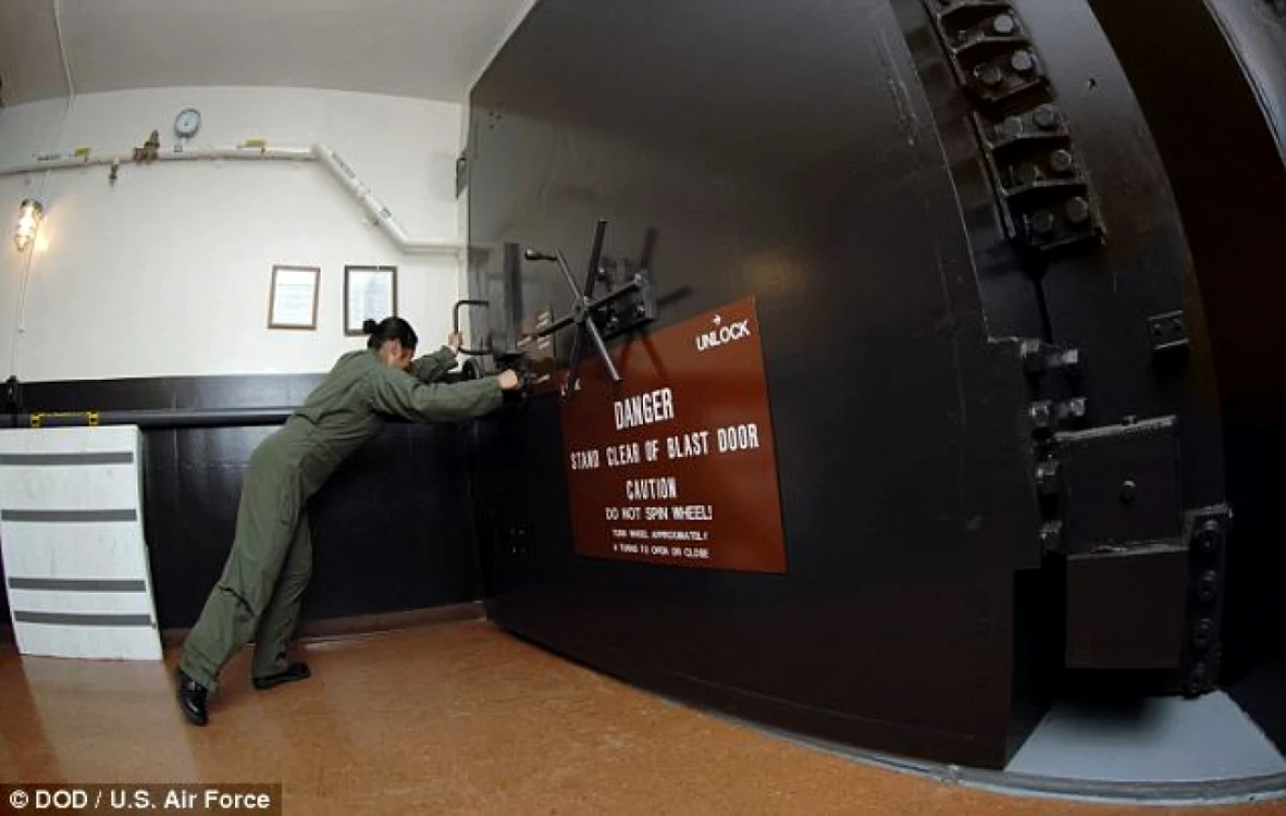 Un ofiţer american închide una din cele două uşi ale unui centru de lansare a bombelor atomice americane FOTO Daily Mail