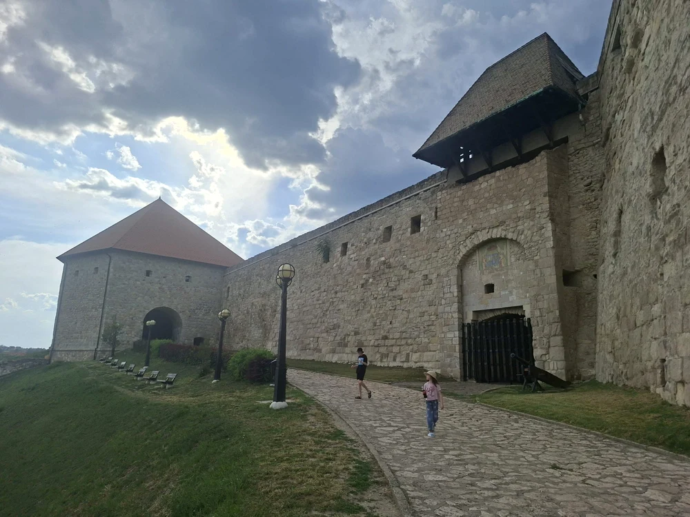 Una dintre intrările din cetatea Eger