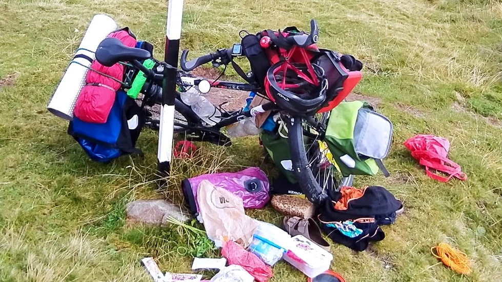 Turistul german și-a lăsat bicicleta cu bagajele lângă un indicator (Foto: Salvamont)