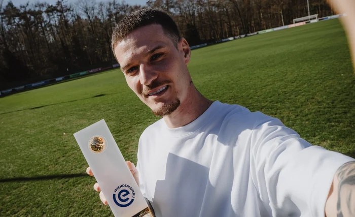 Dennis Man și primul trofeu câștigat în Olanda. Foto Facebook PSV